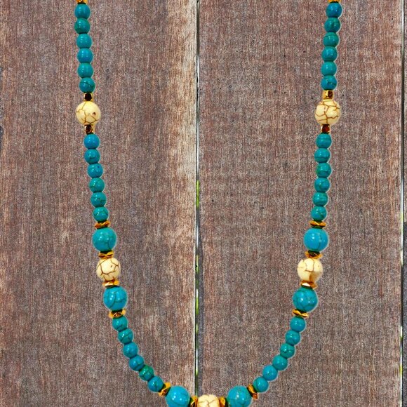 Turquoise and white stone bead necklace mixed with small gold beads. - Picture 11 of 12